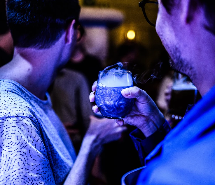 Participants réunis autour d'un verre fumant