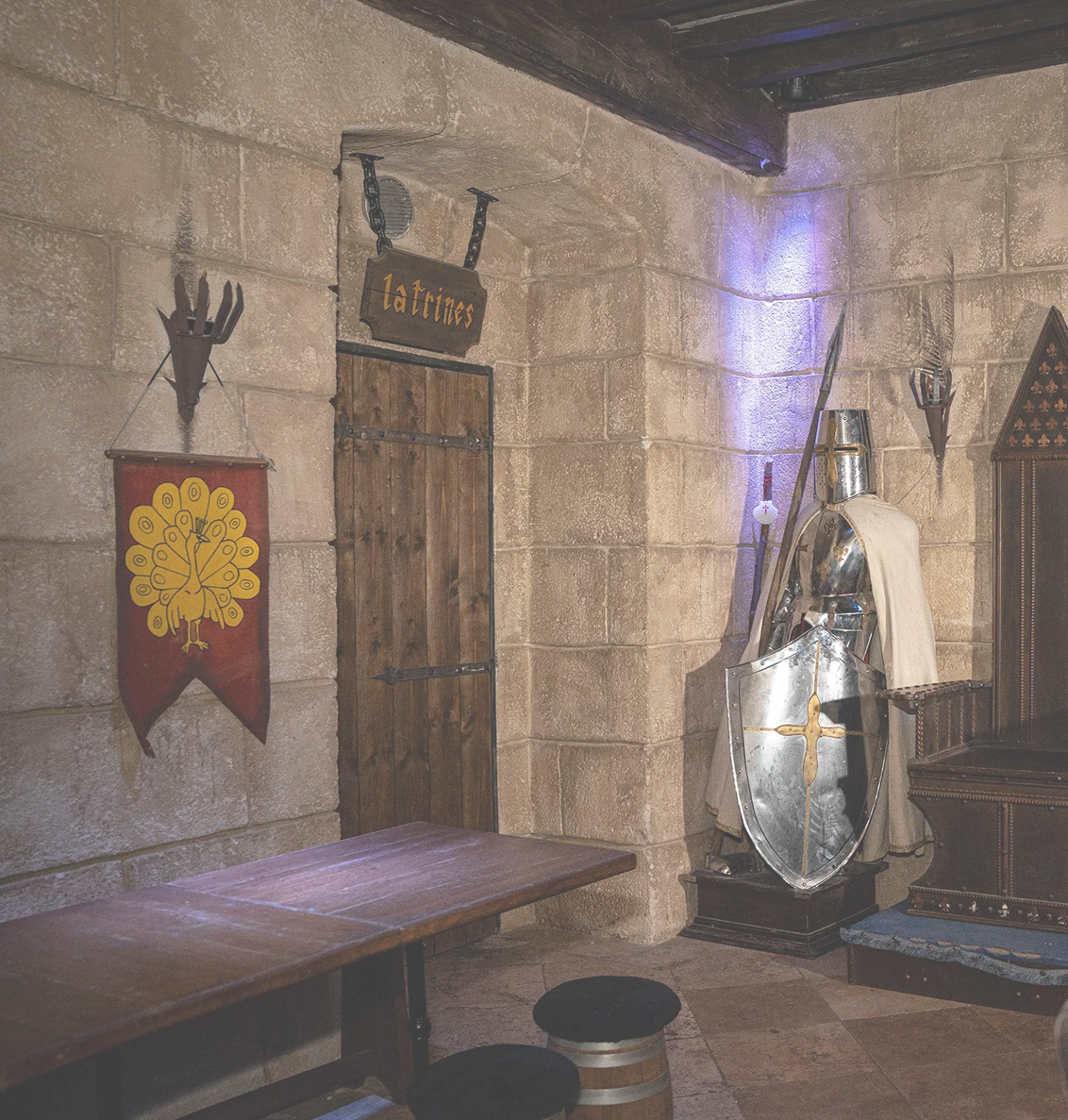 Salle médiévale de la taverne avec une armure