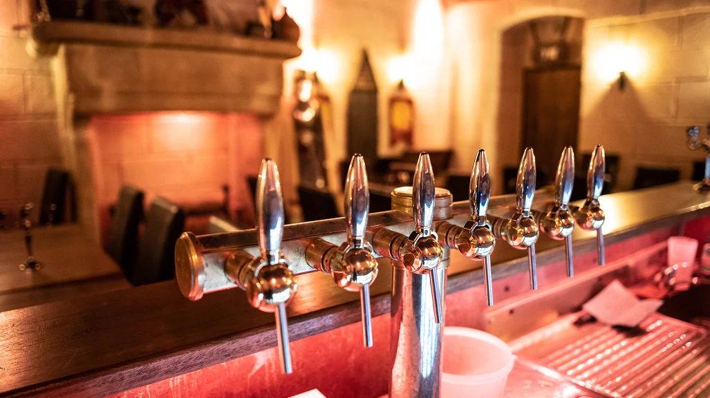 Tireuses installées sur le bar de la taverne