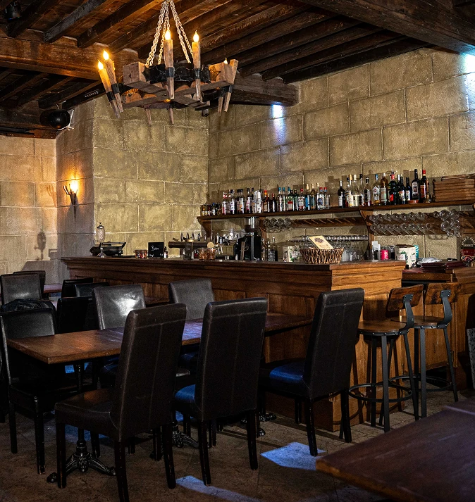 Vue d'ensemble du bar et de la salle de la taverne
