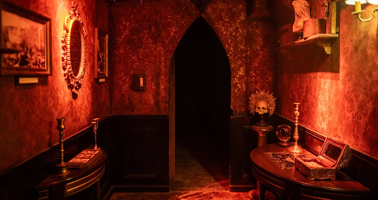 Décor rouge et mystérieux du Donjon