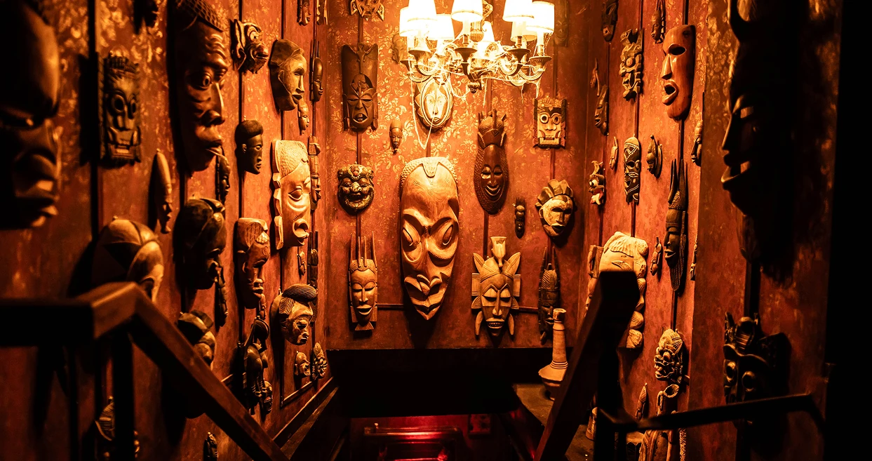 Escalier décoré de masques