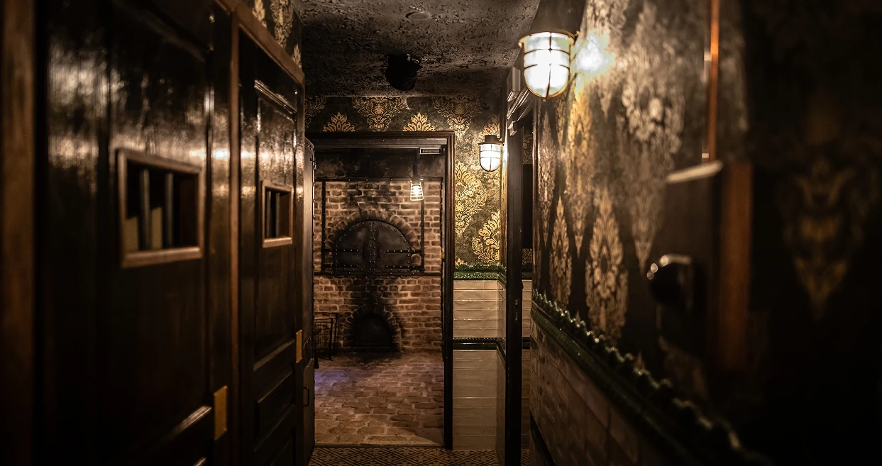 Couloir aux murs anciens